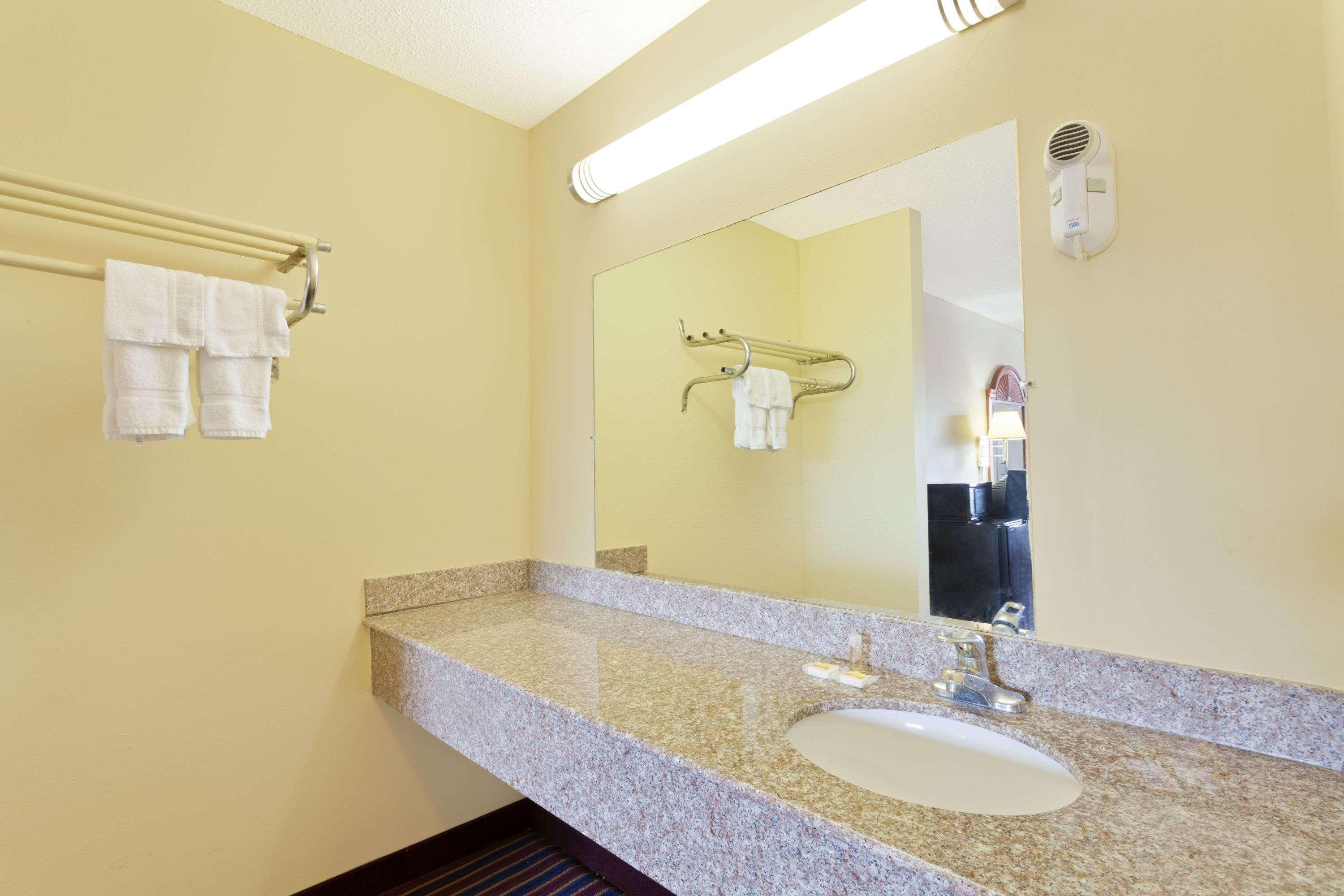 Days Inn By Wyndham Downtown-Nashville West Trinity Lane Εξωτερικό φωτογραφία