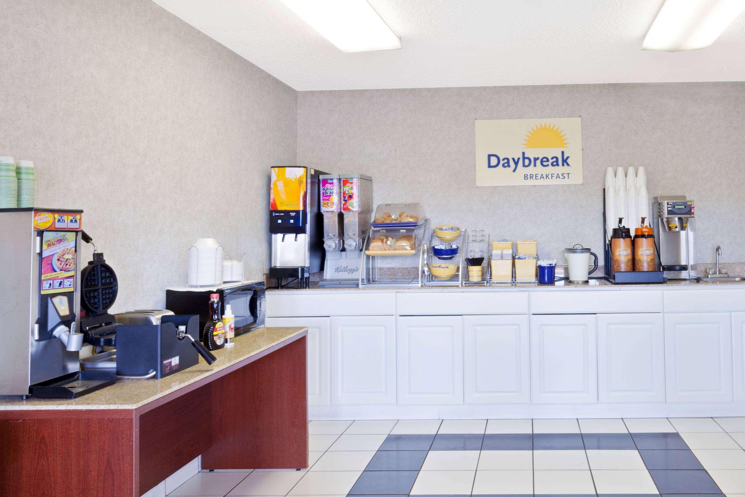 Days Inn By Wyndham Downtown-Nashville West Trinity Lane Εξωτερικό φωτογραφία