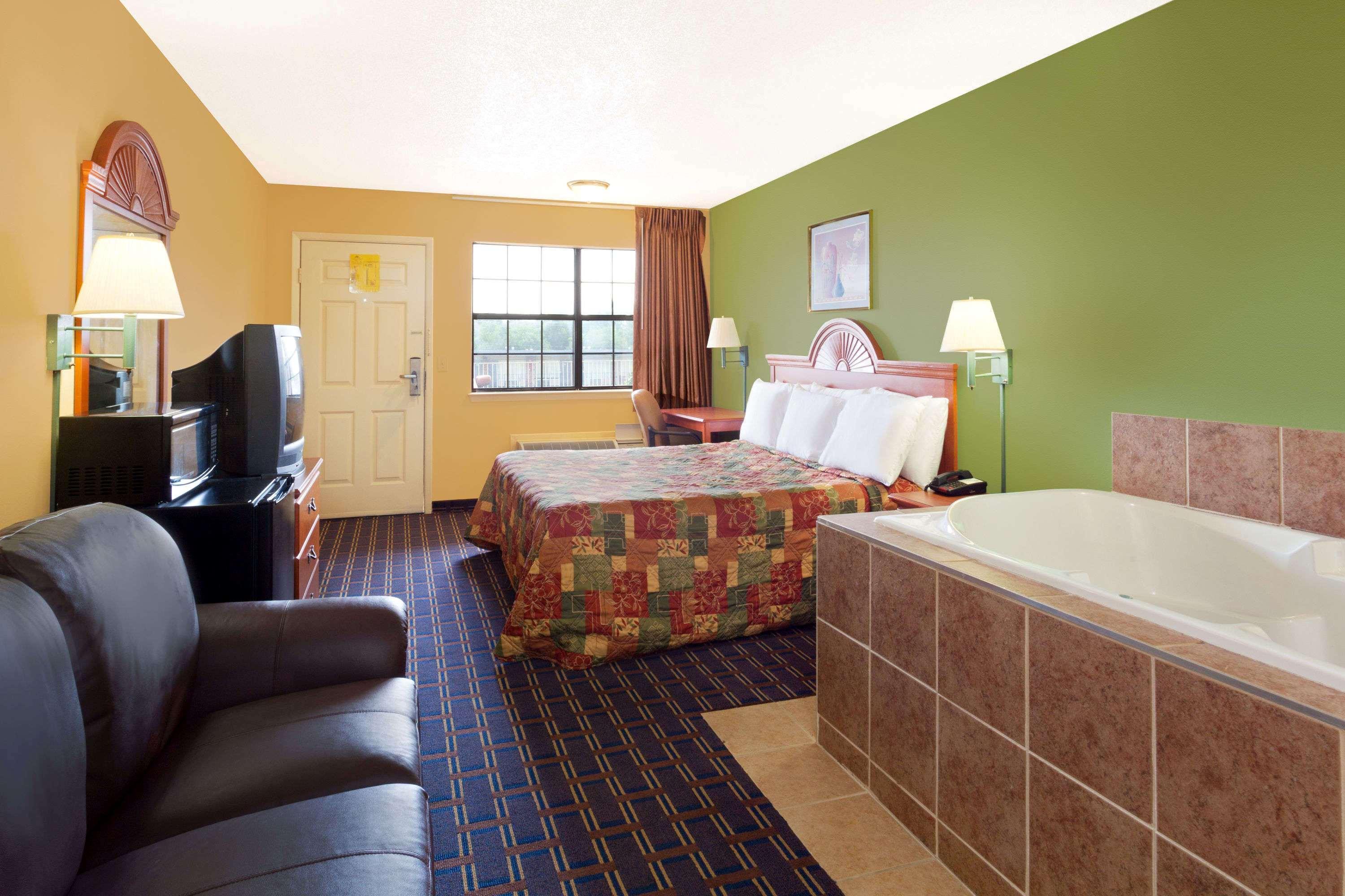 Days Inn By Wyndham Downtown-Nashville West Trinity Lane Εξωτερικό φωτογραφία